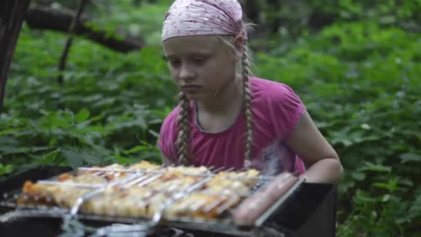 Mädchen im Wald sitzt am Kohlenbecken und wartet — Stockvideo