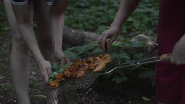 两名妇女从烧烤食品中移除 — 图库视频影像