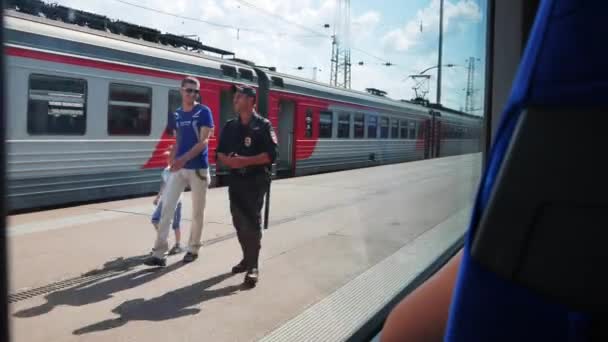 Vista do Efluente Da Estação Ferroviária. As pessoas vão na Plataforma — Vídeo de Stock