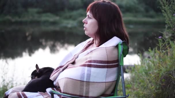 Donne sedute sulla riva del fiume. sul Lap Dog sdraiato — Video Stock