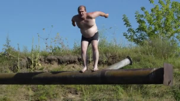 Man springen in het water — Stockvideo