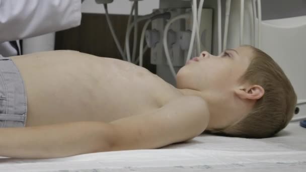 El Niño Examinado por el Cardiólogo — Vídeo de stock