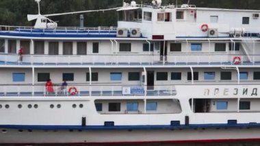 Tekne insanları geçer sahilinde