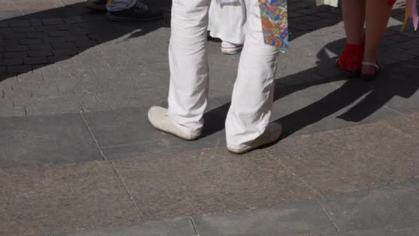 La gente en el Carnaval late el ritmo del pie — Vídeos de Stock