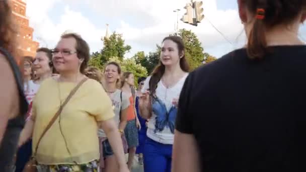 Gente inadecuada con auriculares caminando por la calle. Posible Flash Mob — Vídeo de stock