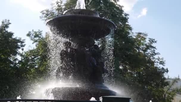 Brunnen in Form von Schalen auf einer Stadtstraße — Stockvideo