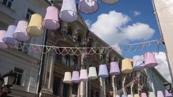 Decoratieve ornamenten op de top van de straat — Stockvideo