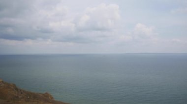 Tepelerden deniz görünümü