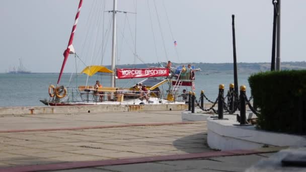 Яхта пришвартована на причале в Крыму — стоковое видео