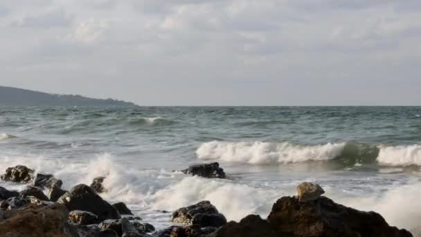 As ondas batendo contra as rochas na costa — Vídeo de Stock