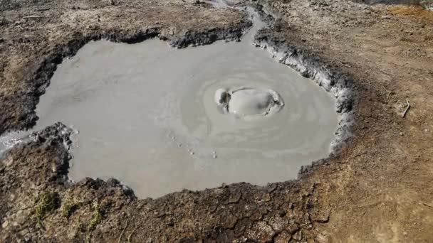 Gas saliendo del lodo Volcanes de metano — Vídeos de Stock