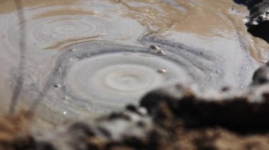 Gaz metan çamur volkanlar dışarı geliyor