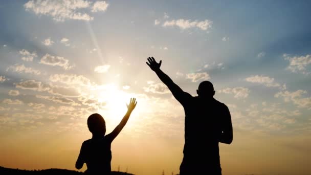 Silhouette gegen den Sonnenuntergang Vater und Sohn sitzen auf dem Wind — Stockvideo