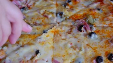 Büyük bir Pizza bir bıçak ile kesmek