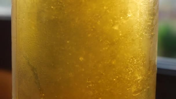 Le bollicine di birra galleggiano alla luce del sole — Video Stock