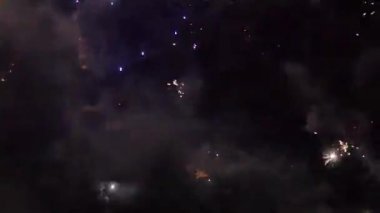 Havai fişekler göz kamaştırıcı bir şekilde gökyüzünü aydınlatıyor.