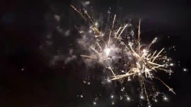 Havai fişekler göz kamaştırıcı bir şekilde gökyüzünü aydınlatıyor.