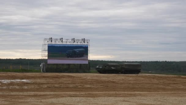 Ejército de Exposiciones 2016 en Rusia. Mostrando armas modernas . — Vídeos de Stock