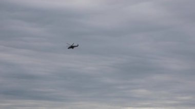 Rusya Sergisi orduda 2016. Hava ve açılır ateş füzeleri hedefe gösteren Modern Weapons.helicopter