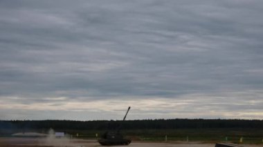 Rusya Sergisi orduda 2016. Modern Weapons.howitzer yangınlar gösterilen