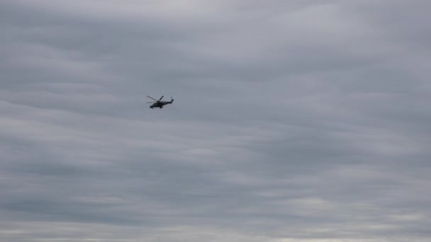 Виставка армії 2016 в Росії. Показ сучасних Weapons.helicopter в повітрі і відкриває вогонь ракетами на ціль — стокове відео