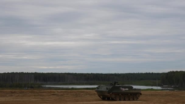 Ejército de Exposiciones 2016 en Rusia. Mostrando armas modernas. Vehículo blindado con orugas que viaja a alta velocidad sobre arena — Vídeos de Stock