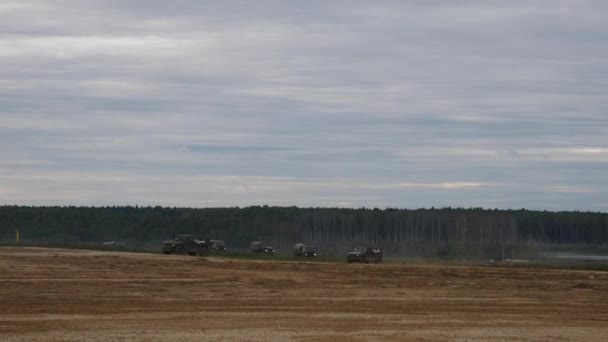 Выставка "Армия 2016" в России. Показ современного оружия. Бронеавтомобиль преодолевает водный барьер — стоковое видео