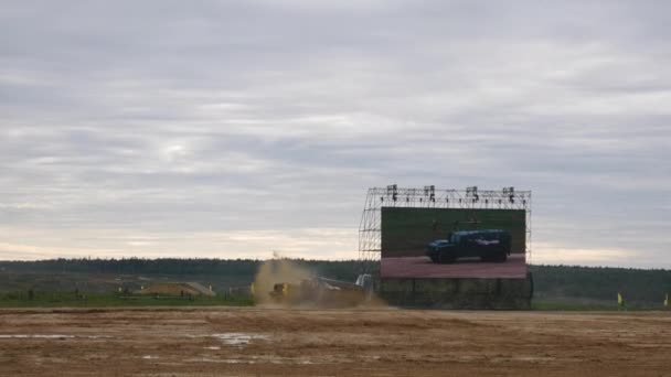 Ausstellung Armee 2016 in Russland. Gepanzerte Fahrzeuge zur Überwindung von Hindernissen — Stockvideo