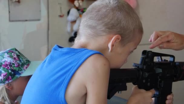 Menino dispara em alvos em uma máquina de tiro alcance — Vídeo de Stock