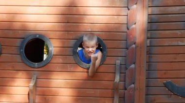 Junior teknede oynayan çocuk