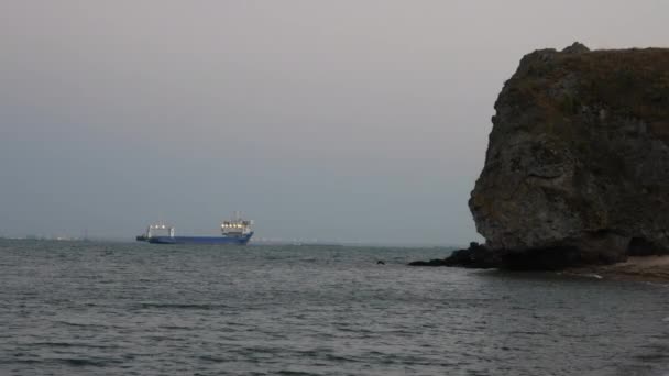 Baía onde o navio flutua no mar — Vídeo de Stock