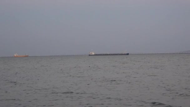 驳船浮在海面上 — 图库视频影像
