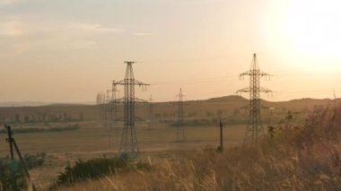 Timelapseelectrical pilon ve yüksek gerilim elektrik hatları dönüştürme istasyonu at Sunset yakınında