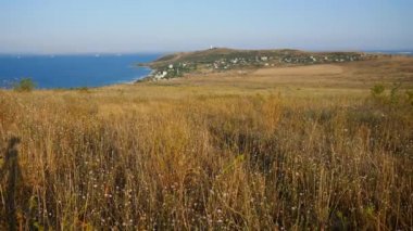 Tepede bir deniz feneri duruyor. Uzaktan deniz görebilirsiniz
