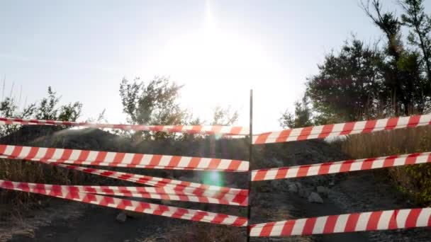 Barreira de cautela listrada na estrada com portagem, que está bloqueada — Vídeo de Stock