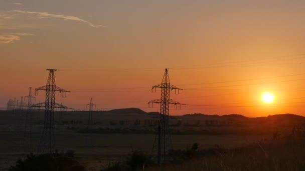 Timelapseelectric pilone e linee elettriche ad alta tensione vicino alla stazione di trasformazione al tramonto — Video Stock