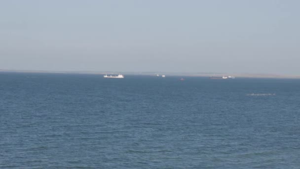 Navires naviguant sur la mer