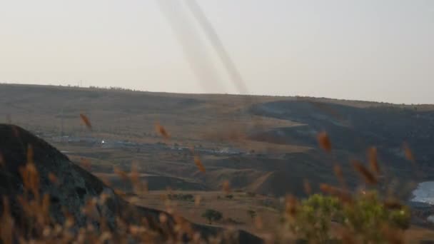 Вид с горы в маленькой деревне на расстоянии — стоковое видео
