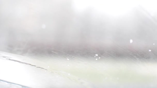 Gotas de agua en el vaso de un vehículo — Vídeos de Stock