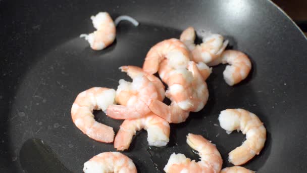 Very tasty shrimp in a Pan — Stock Video