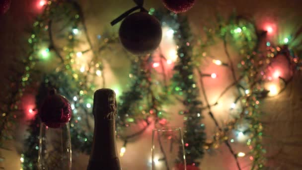 Різдвяна прикраса пляшка шампанського, окуляри, м'ячі та мішура — стокове відео