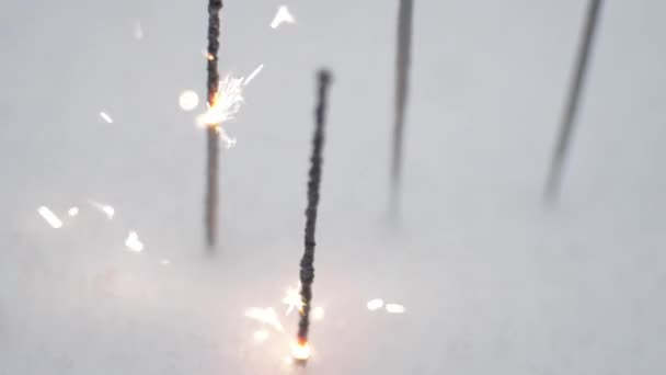 Inverno queimando Sparklers — Vídeo de Stock