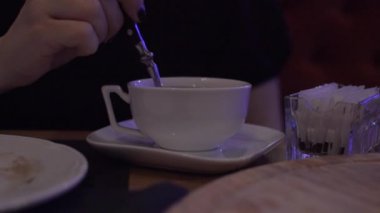 bir fincan çay bir kaşıkla müdahale