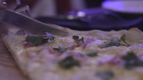 Con un cuchillo cortar la pizza en pedazos — Vídeo de stock