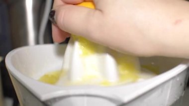 Bir meyve sıkacağı portakal suyu sıkmak