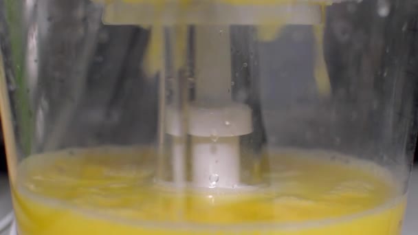 Strângeți sucul din portocaliu într-un storcător — Videoclip de stoc