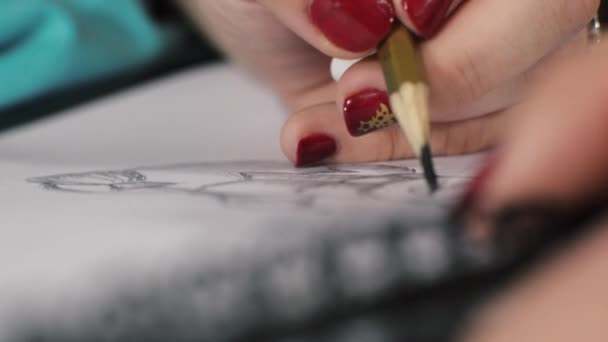 El artista con lápiz dibuja a un muñeco de nieve — Vídeo de stock
