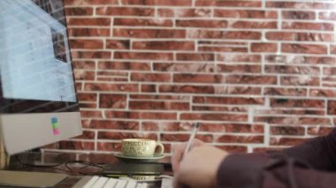 İşadamı bir projede çalışan Office