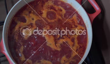 Brülör üzerinde kaynar çorba tava