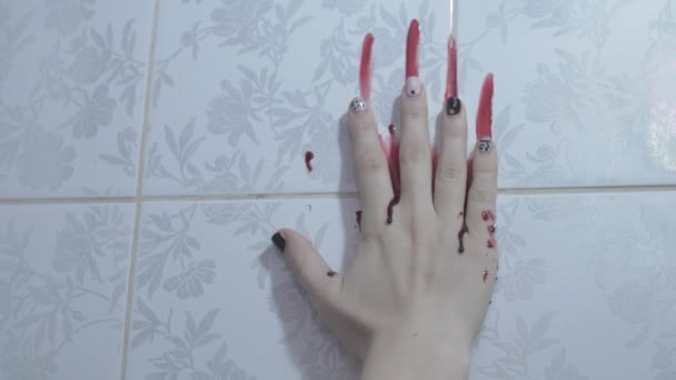 Bloody girl's hand on the wall — Stock Video